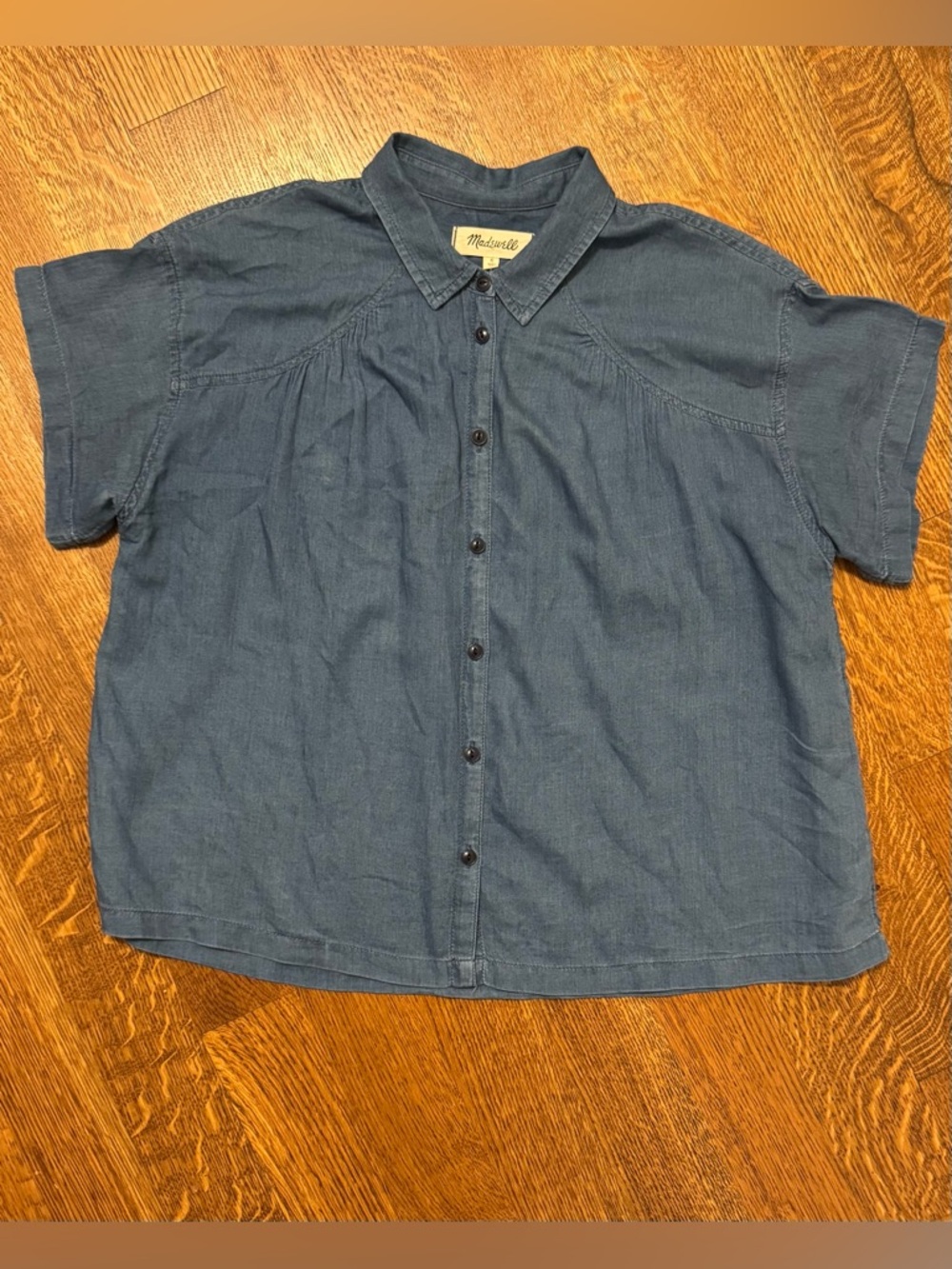 Madewell Short-Sleeve Chambray Button-Up Shirt - Blue. Size small.